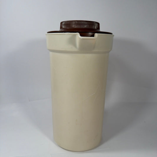 Rubbermaid 2 Quart Plastic Pitcher with Brown Lid Model 2796