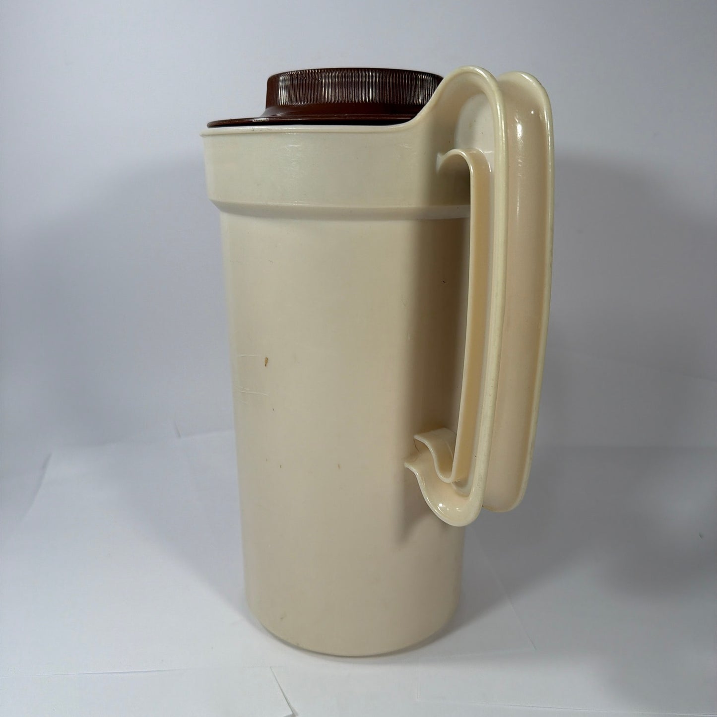 Rubbermaid 2 Quart Plastic Pitcher with Brown Lid Model 2796