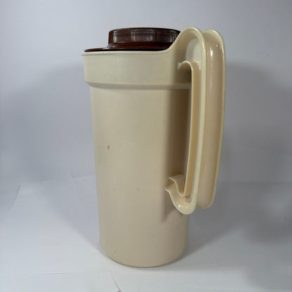 Rubbermaid 2 Quart Plastic Pitcher with Brown Lid Model 2796