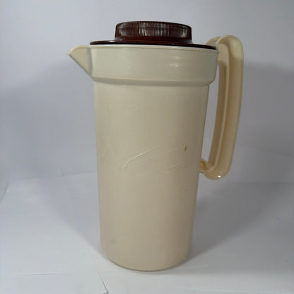 Rubbermaid 2 Quart Plastic Pitcher with Brown Lid Model 2796