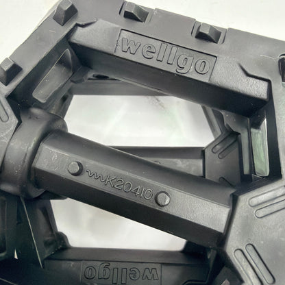 Wellgo LU-205 Black Composite Platform Bicycle Pedals with Reflectors Pair