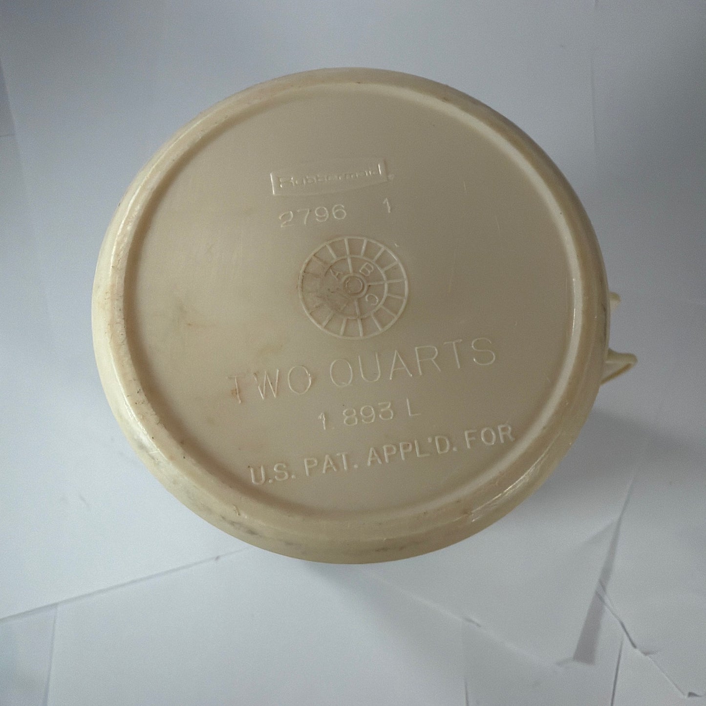 Rubbermaid 2 Quart Plastic Pitcher with Brown Lid Model 2796