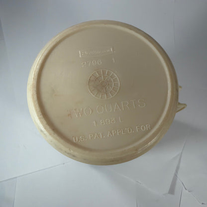 Rubbermaid 2 Quart Plastic Pitcher with Brown Lid Model 2796