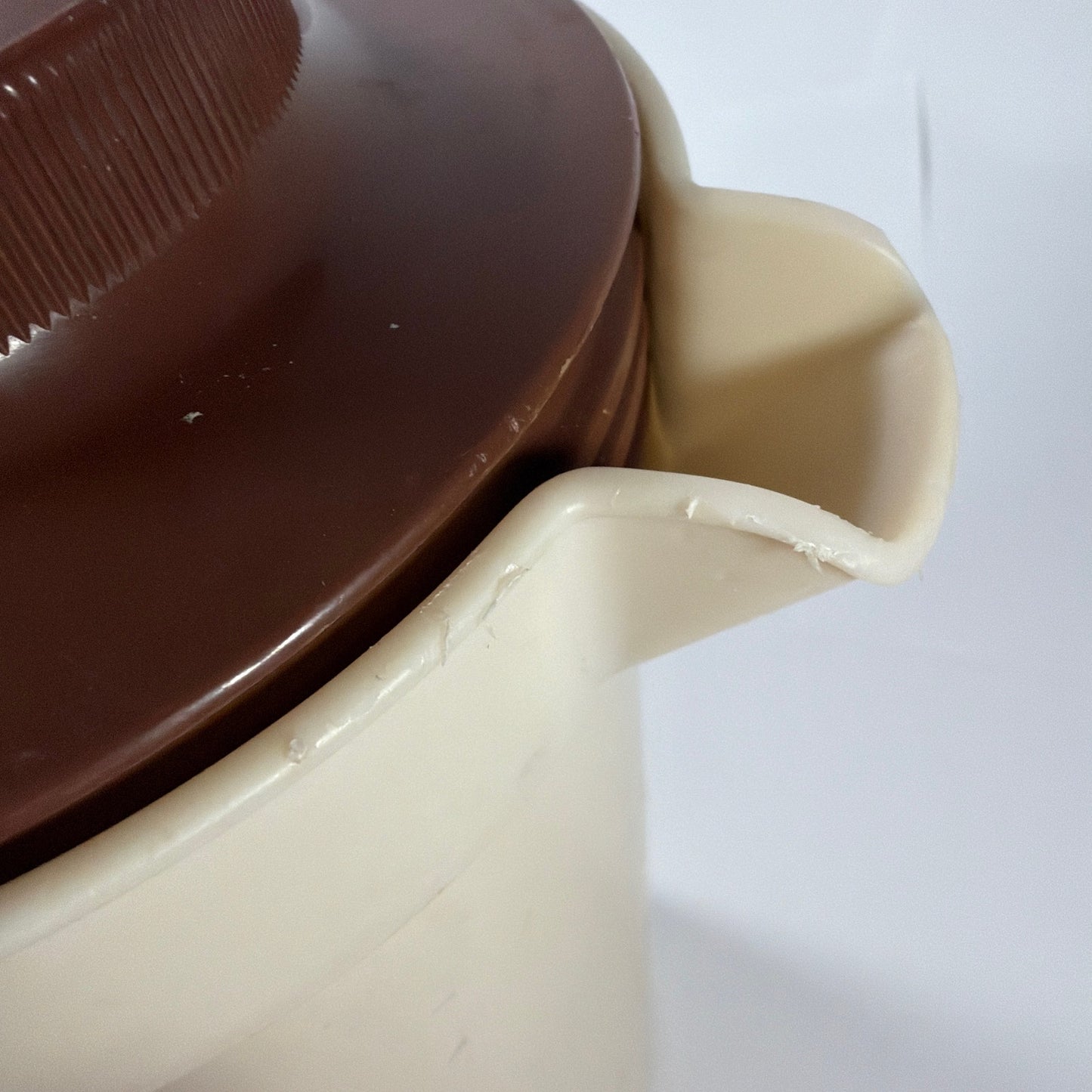 Rubbermaid 2 Quart Plastic Pitcher with Brown Lid Model 2796