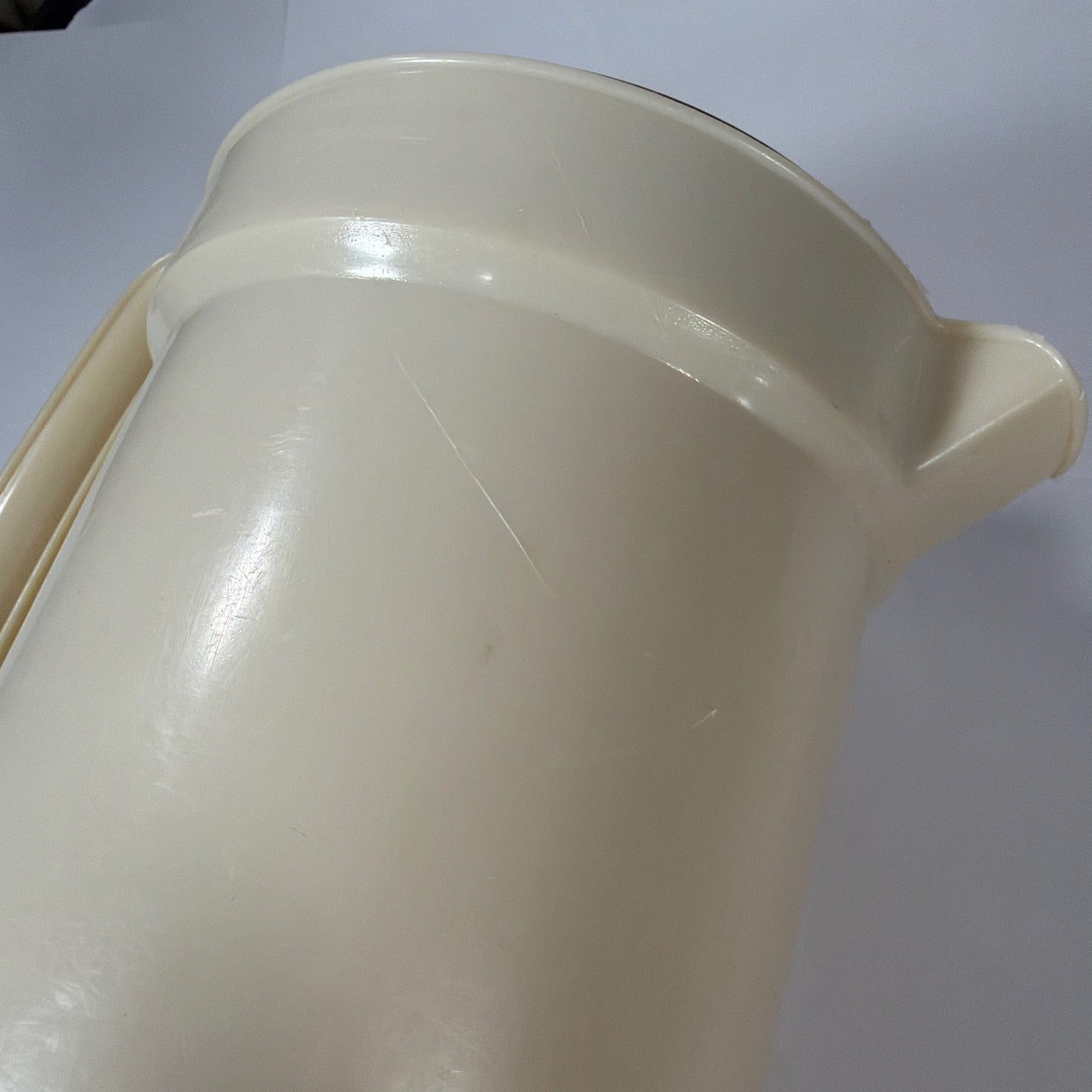 Rubbermaid 2 Quart Plastic Pitcher with Brown Lid Model 2796