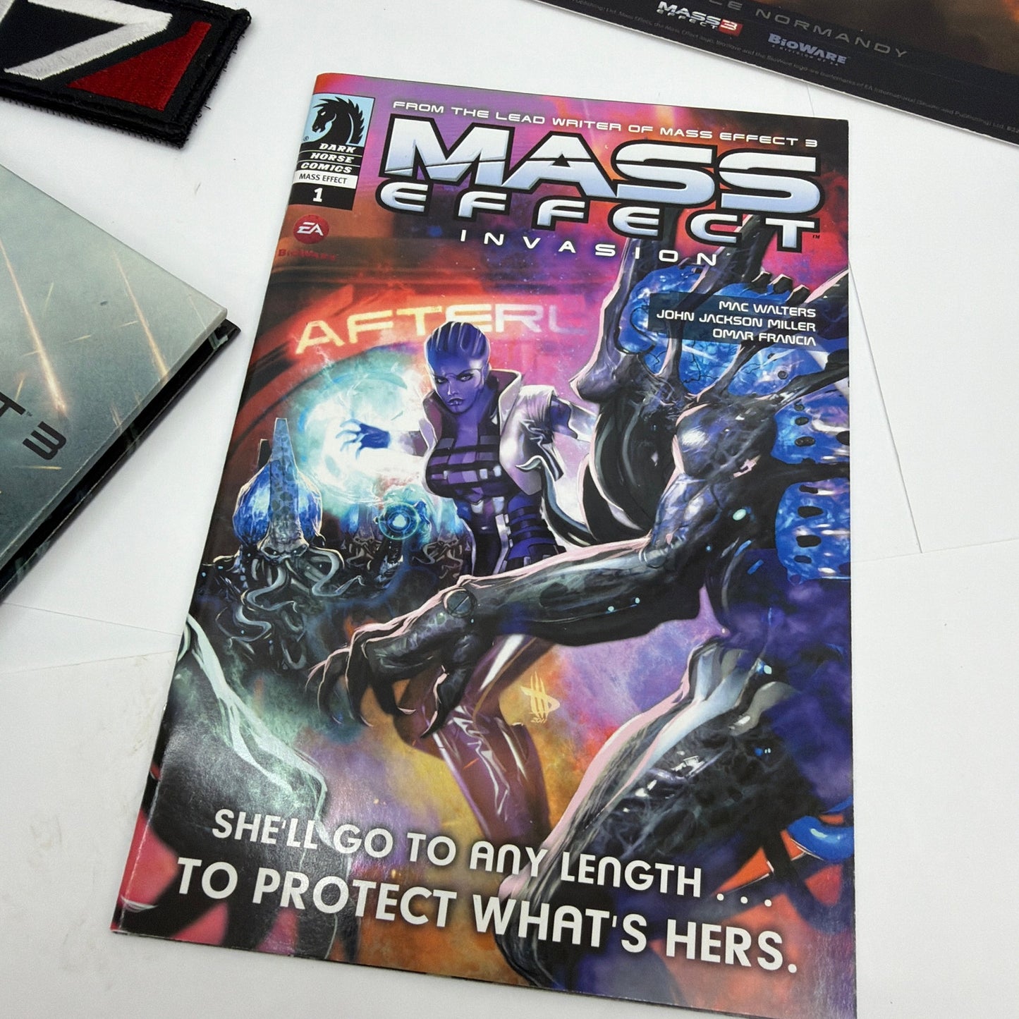 Mass Effect 3 N7 Collector's Edition Extras Art Book Patch Box BioWare