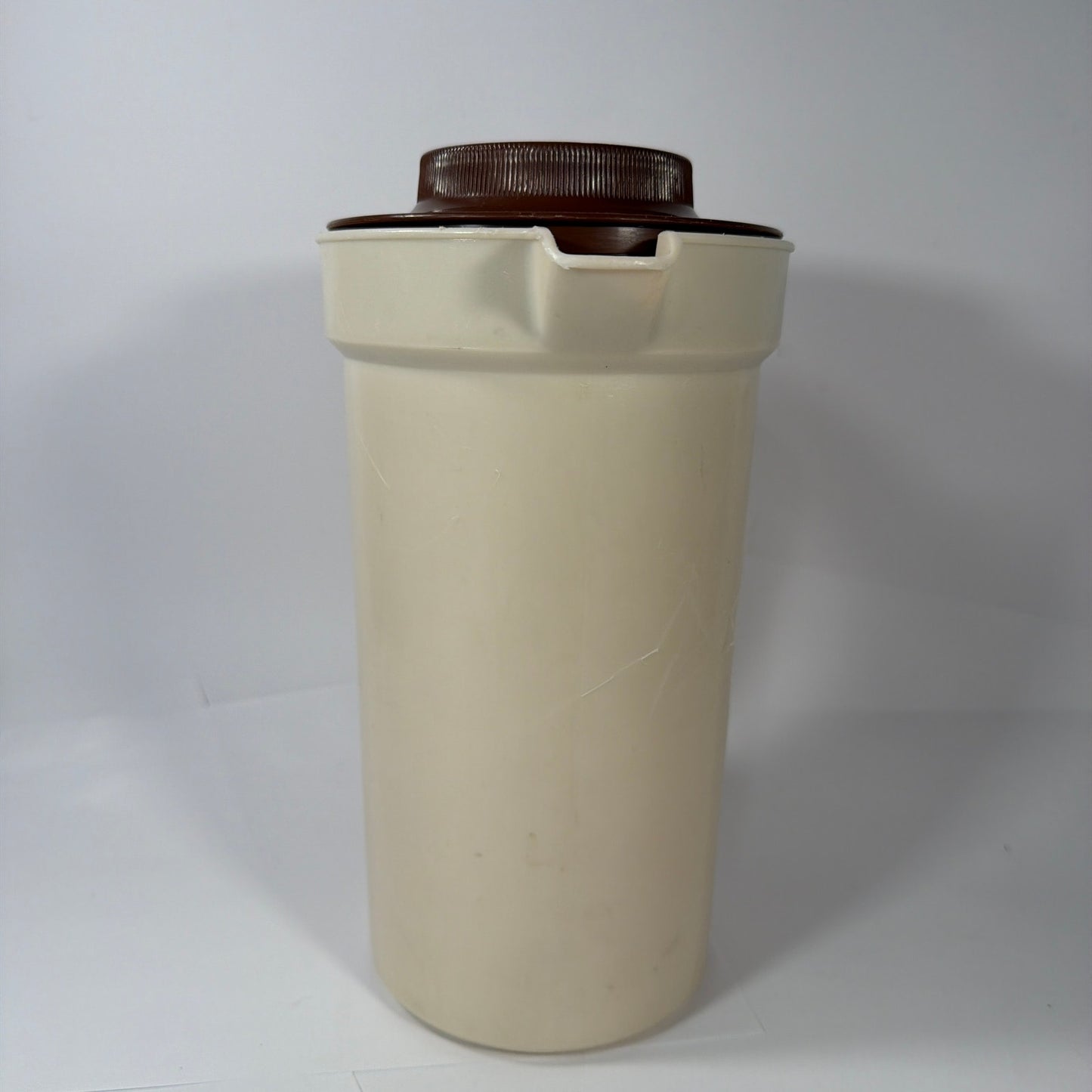 Rubbermaid 2 Quart Plastic Pitcher with Brown Lid Model 2796