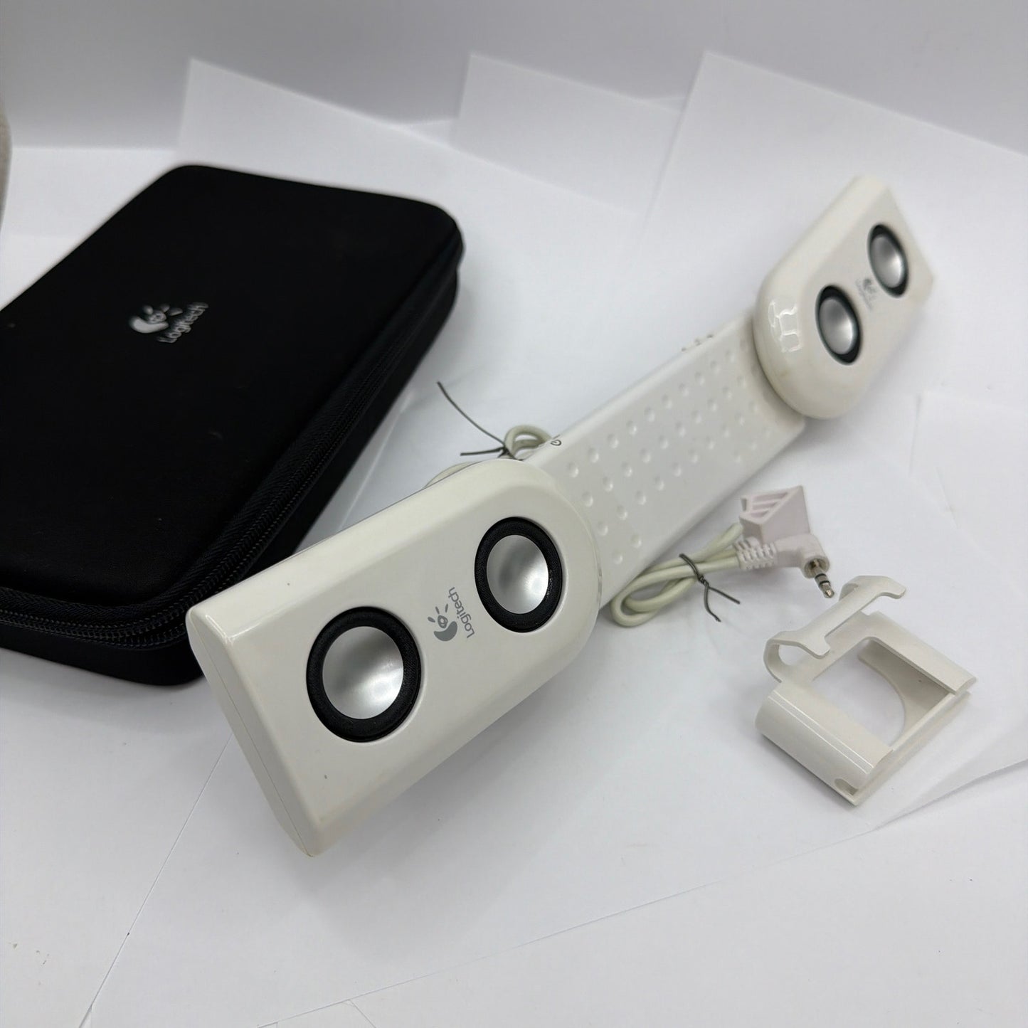 Logitech mm22 S-0159A Portable Speakers White With Carrying Case