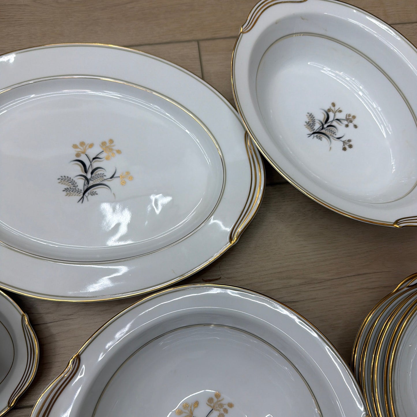 Noritake Winton 5521 White Gold Floral China Dinnerware Set Service for 8
