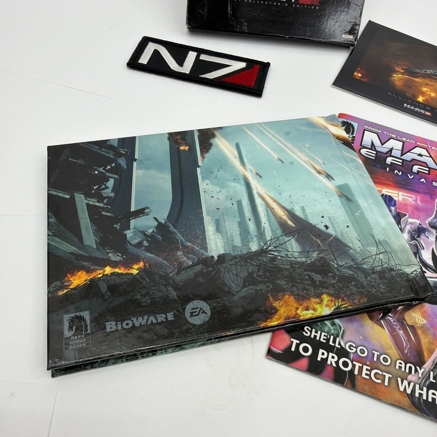 Mass Effect 3 N7 Collector's Edition Extras Art Book Patch Box BioWare