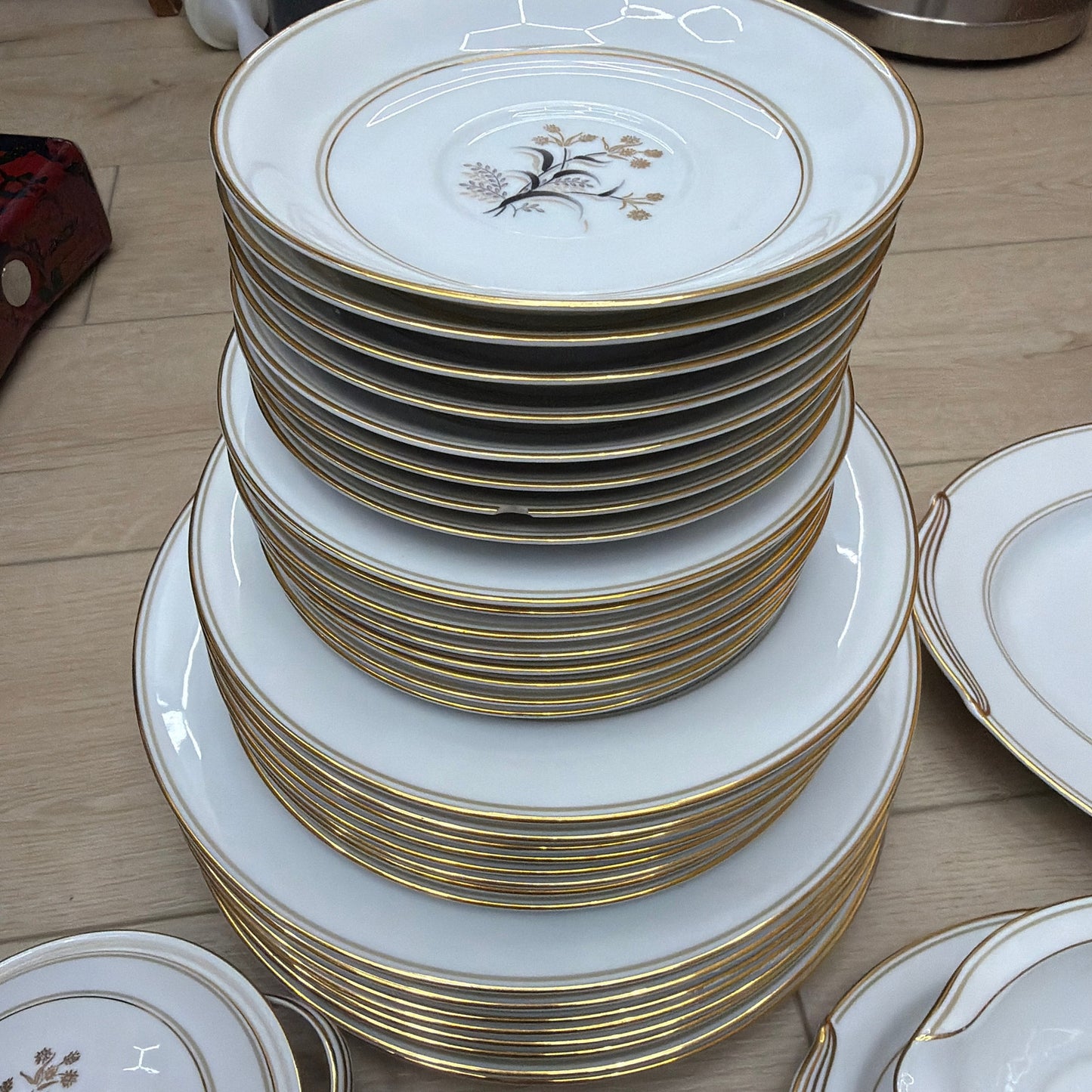 Noritake Winton 5521 White Gold Floral China Dinnerware Set Service for 8