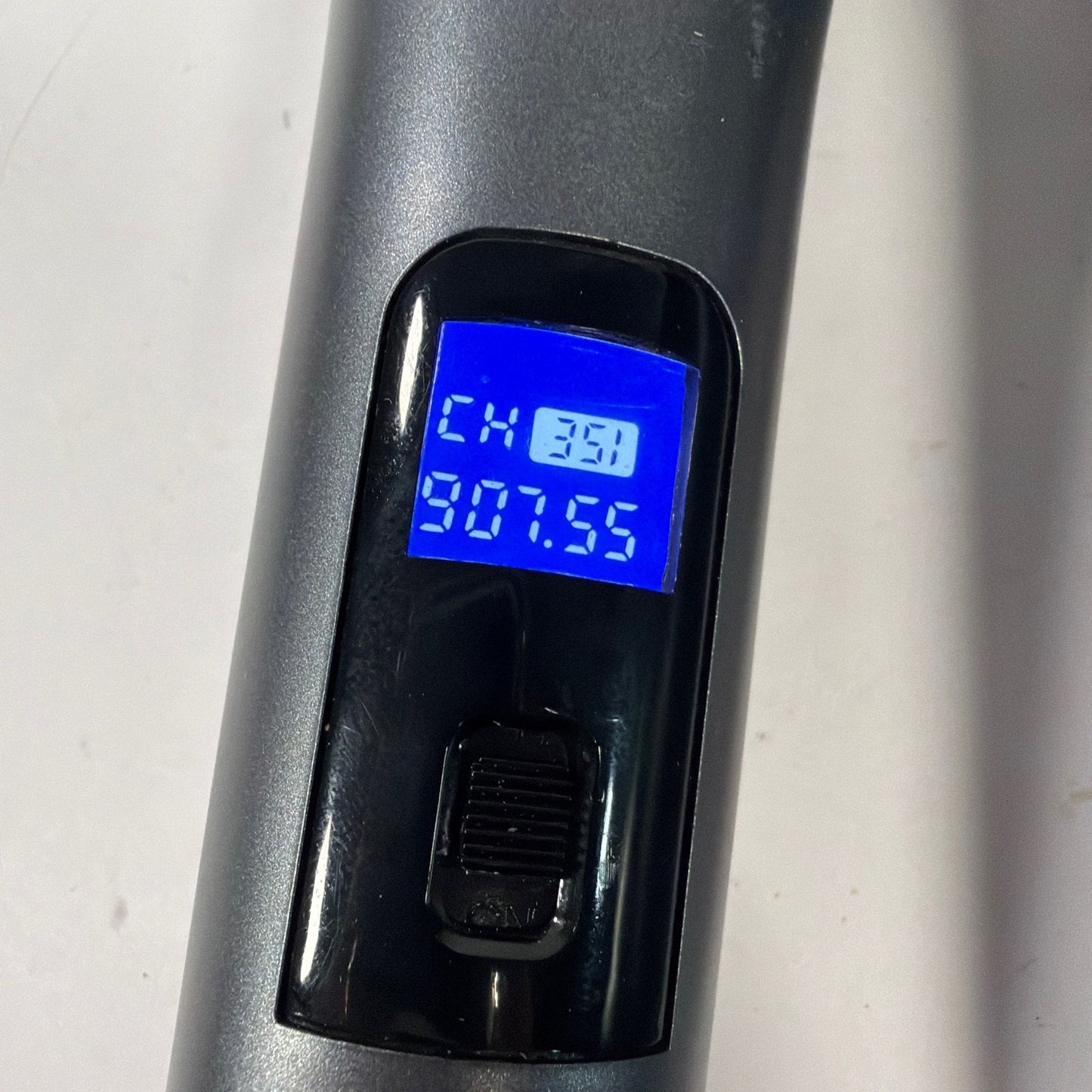 Pair of 900MHz Wireless Handheld Microphones Fixed Frequency 901.55 & 907.55 MHz